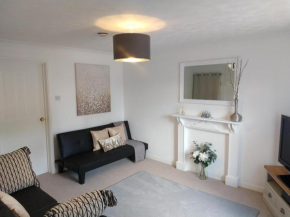Stamford Redcot Gardens Stylish 2 bed Family town house with parking